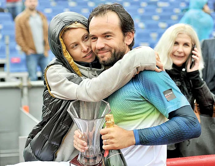 Florin şi Daiana Mergea cu trofeul cucerit la Bucureşti