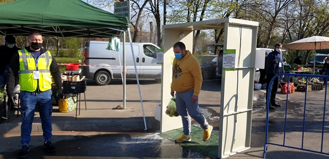 În piețele din Timișoara sunt montate astfel de tunelurifoto: opiniatimisoarei.ro