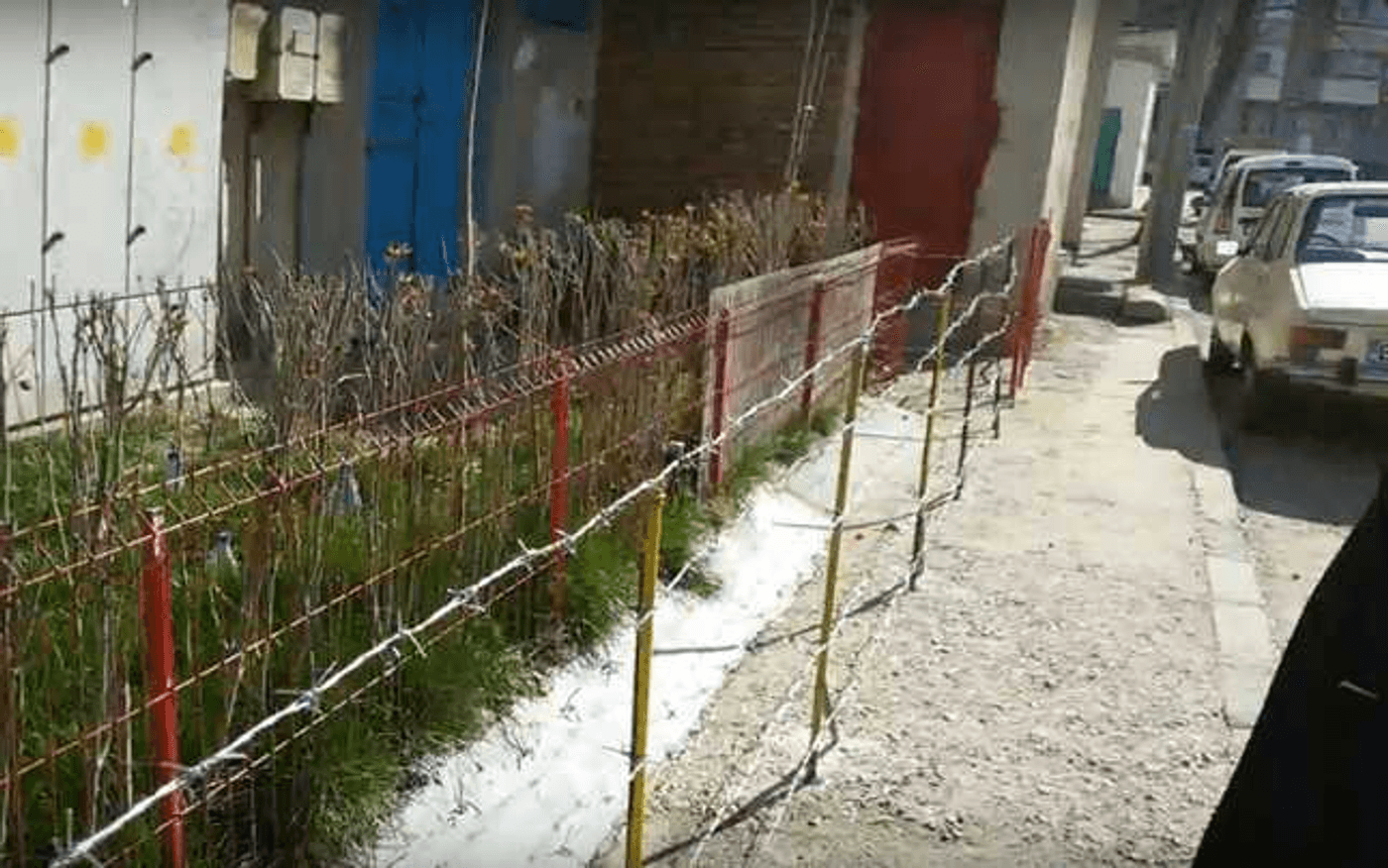 Distill Pinpoint Communism Un buzoian a montat în faţa blocului un gard din sârmă ghimpată, ca să scape de cetăţenii care urinau sub balconul lui | adevarul.ro Distill Pinpoint Communism Un buzoian a montat în faţa blocului un gard din sârmă ghimpată, ca să scape de cetăţenii care urinau sub balconul lui | adevarul.ro