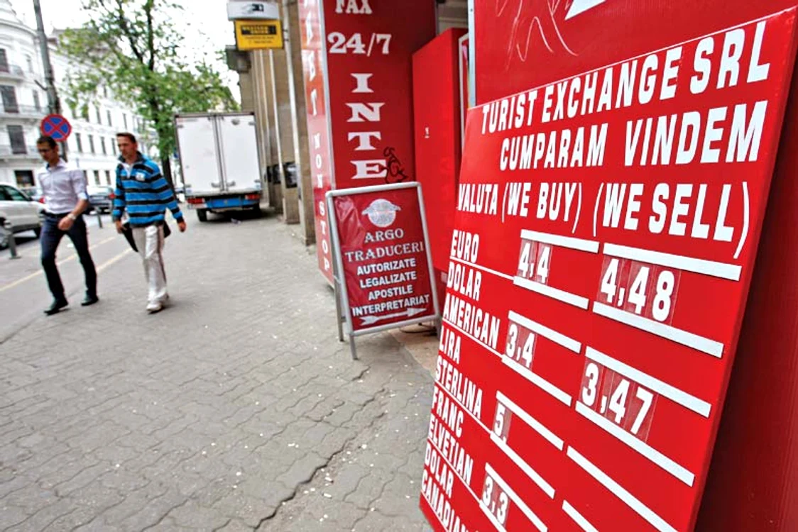 
    La casele de  schimb valutar,  euro se cumpără cu   aproape 4,5 lei  