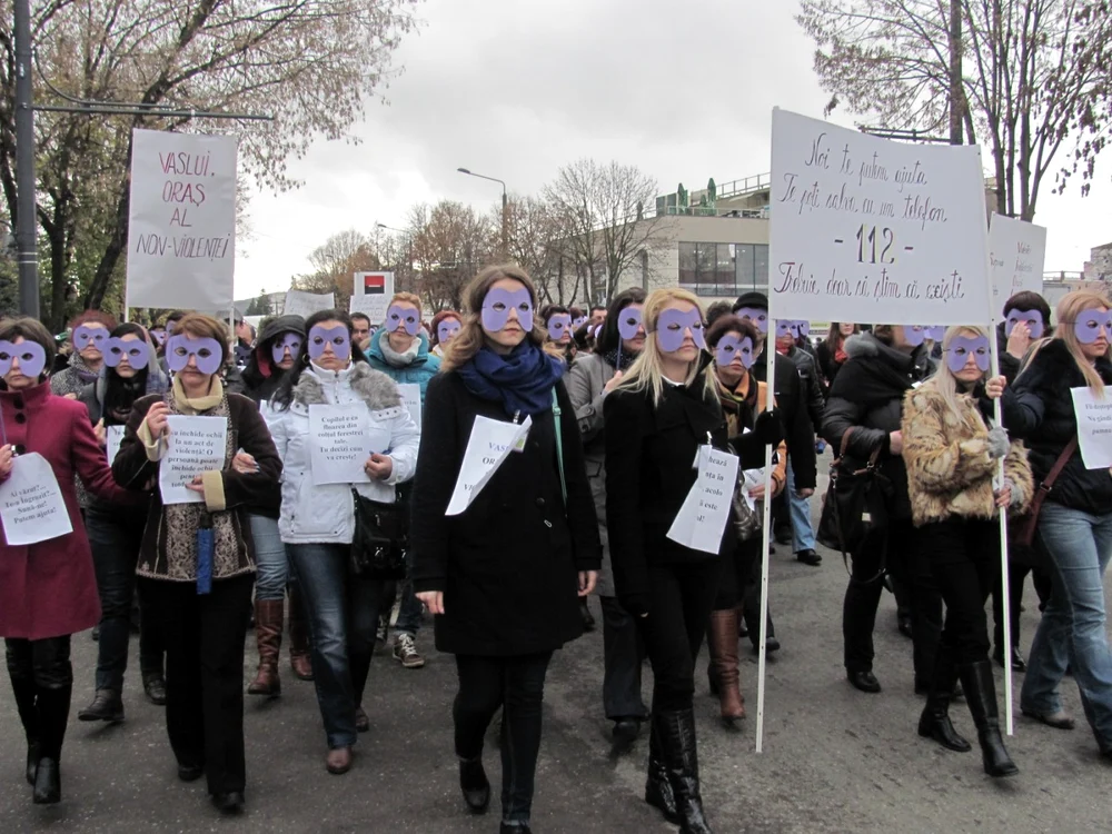 Toţi participanţii, femei sau bărbaţi, au purtat măşti pe feţe FOTO:adevarul
