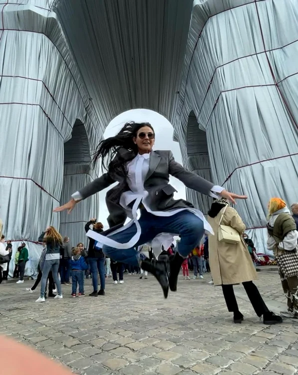 Demi Moore: Cine a zis că la 58 de ani nu pot țopăi ca o gimnastă? Ia uitați-vă la mine cum zbor...foto: Instagram