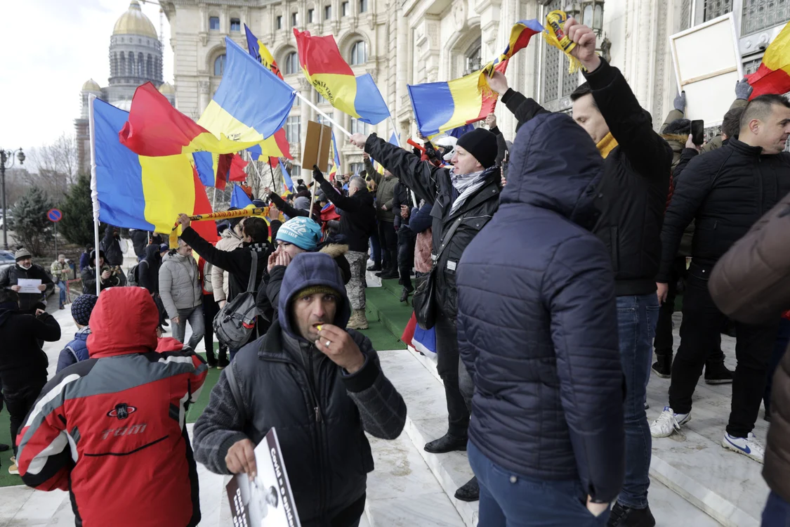 Protestatarii au intrat în curtea Parlamentului. Foto: Inquam