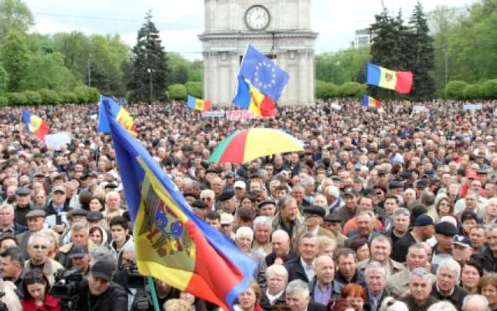 Pe 3 mai, Platforma Civică "Demnitate şi Adevăr" a organizat o manifestaţie de protest la care au participat zeci de mii de persoane, transformând respectiva mişcare într-o forţă de luat în seamă atât la nivelul societăţii civile, cât şi în interacţiune cu mediul politic. FOTO: rtr.md