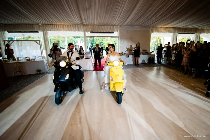 Adriela Morar şi soţul ei şi-au făcut apariţia pe scutere la nuntă