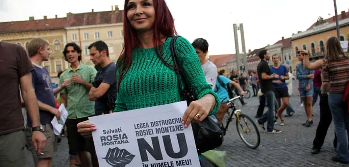 Mii de clujeni au ieşit în Piaţa Unirii ca să protesteze împotriva 
începerii exploatării miniere de la Roşia Montană. Oana Boc (în verde), soţia primarului Clujului, printre manifestanţi   FOTO: Florina Pop