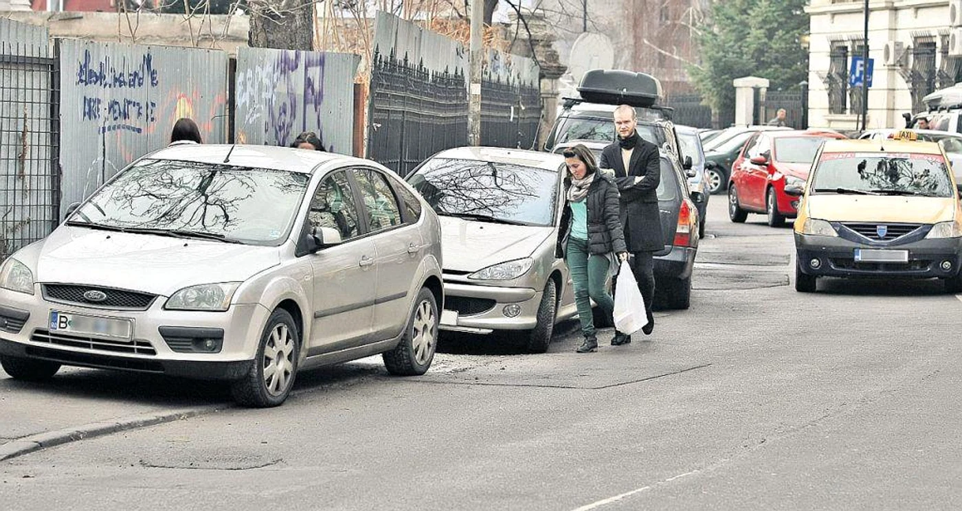 Polițiștii vor putea elibera trotuarele de mașinile parcate ilegal: Foto:livearad.ro