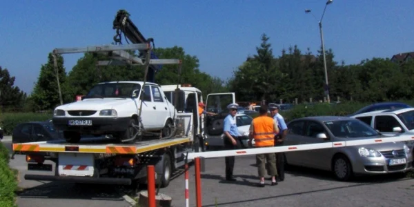 Poliţiştii locali ridică zilnic circa şapte maşini de pe domeniul public 
