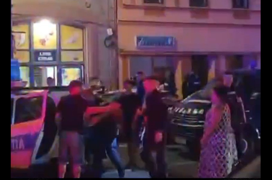 Bătaie cu 11 indivizi, în centrul Aradului: șase persoane au ajuns la spital. Poliția a reținut zece suspecți