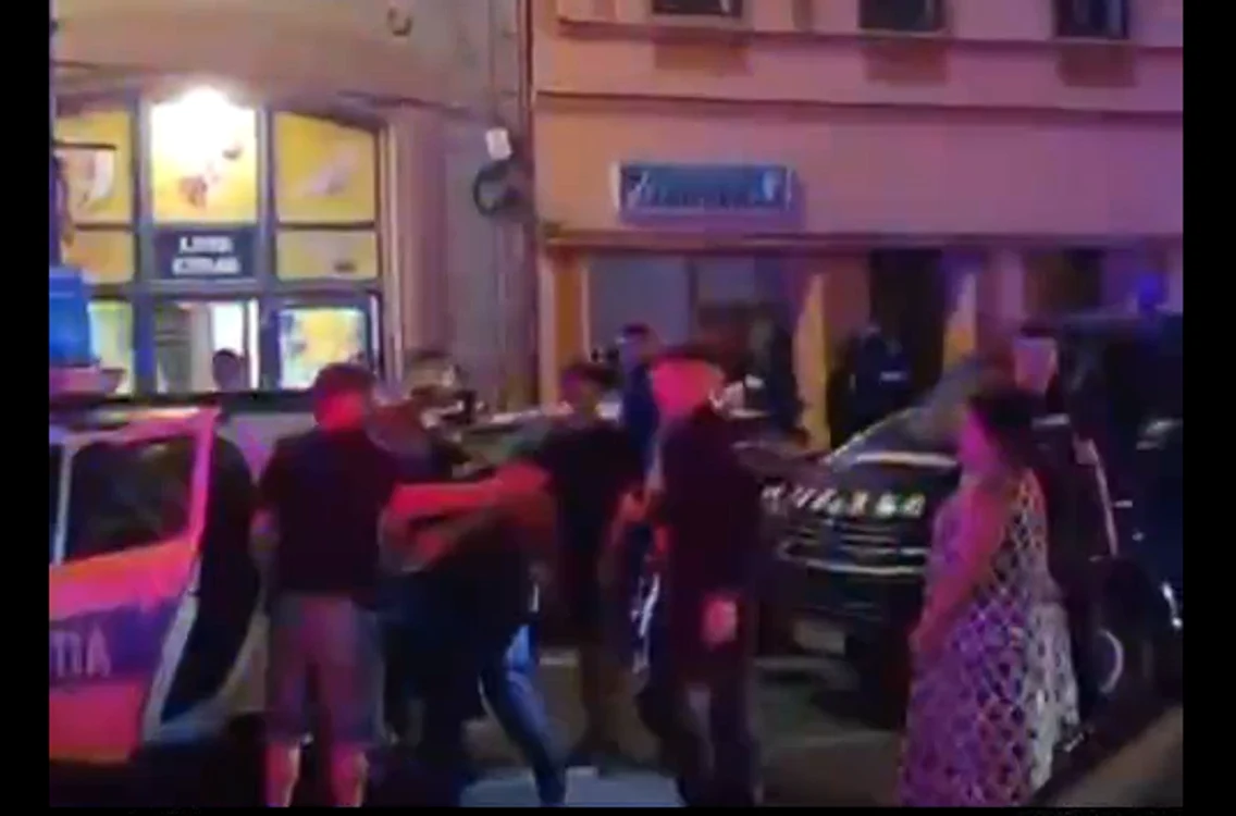 Zece bărbați au fost reținuți. FOTO captură video Buletin de Timișoara