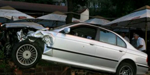Bucureşti: O maşină a intrat într-o terasă. Poliţia anunţă victime