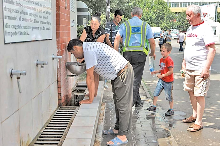 Însetaţii au băut apă pe săturate
