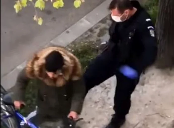 Biciclistul a fost agresat de jandarmFoto: Captură video