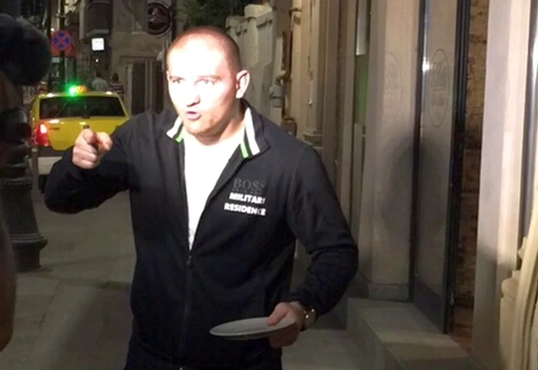 
    Cătălin Moroşanu a spart farfurii de nervi în Centrul VechiFoto: Click!  