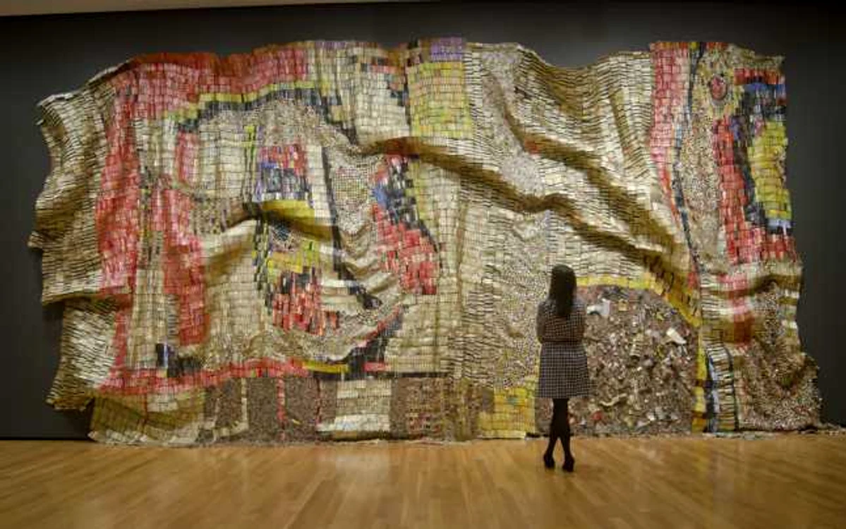 Expoziţia de lucrări monumentale semnată de artistul african El Anatsui FOTO: huffingtonpost.com