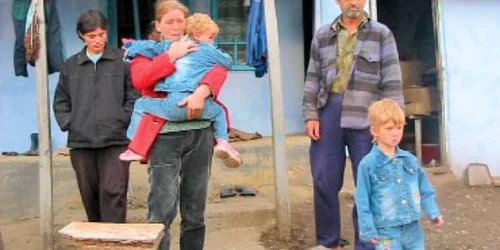 Petrică Topală împreună cu fiica sa şi copiiii făcuţi cu aceasta FOTO