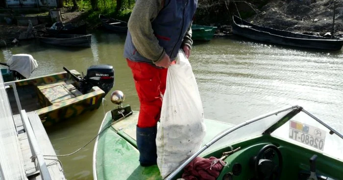 Acte false pentru un motor de barcă (foto arhivă)