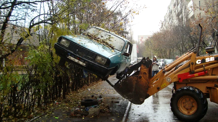 
    Dacia a fost ridicatăcu ajutorul acestui utilaj (fotografii: Primăria sectorului 6)   