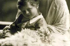 Copilul cu coroană Fotografii din copilăria regelui Mihai jpeg
