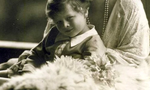 Copilul cu coroană  Fotografii din copilăria regelui Mihai jpeg