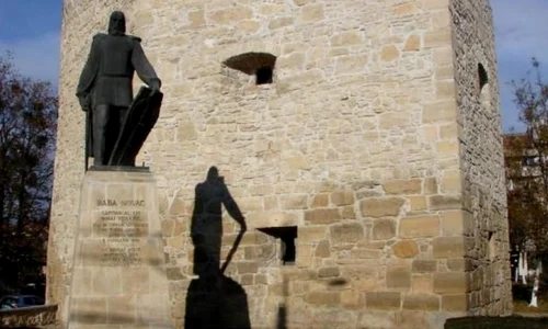 Maghiarii cer îndepărtarea plăcuţei de pe statuia lui Baba Novac jpeg