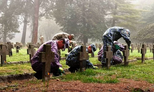 Tabără de îngrijire a mormintelor eroilor români înhumați în localitatea poloneză Lambinowice / FOTO  jpeg