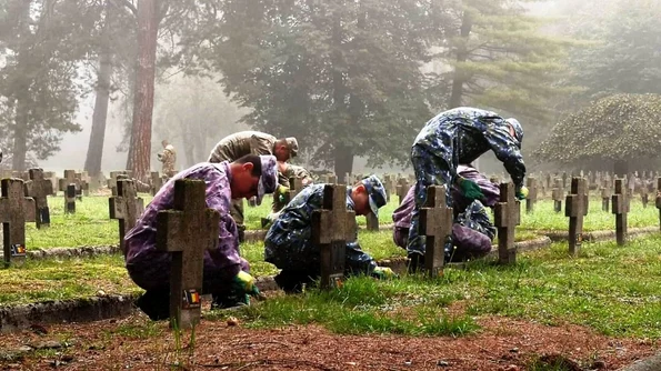 Tabără de îngrijire a mormintelor eroilor români înhumați în localitatea poloneză Lambinowice / FOTO  jpeg