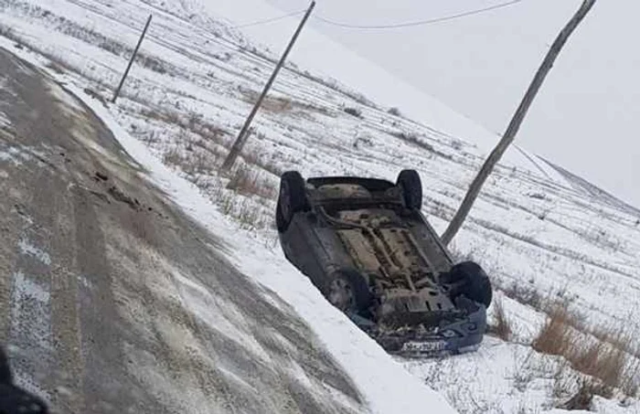 Şoferiţa s-a răsturnat cu maşina în afara drumului