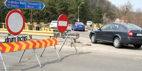 Podul din Triaj rămâne închis