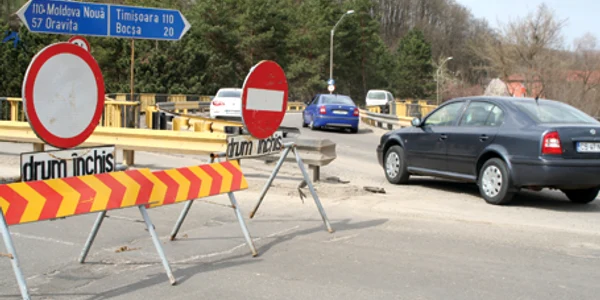 Podul din Triaj rămâne închis