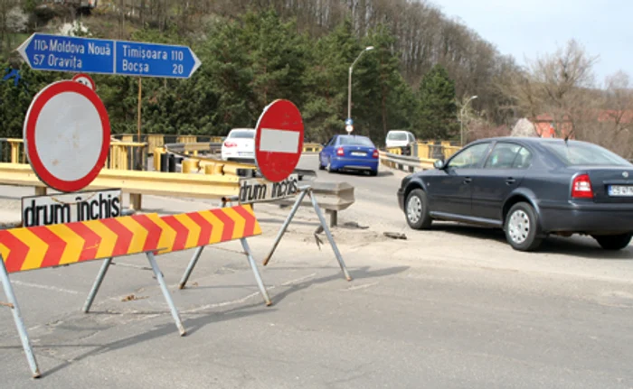Podul din Triaj rămâne închis