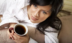 femeie care bea cafea jpeg