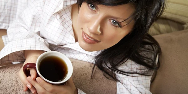 femeie care bea cafea jpeg