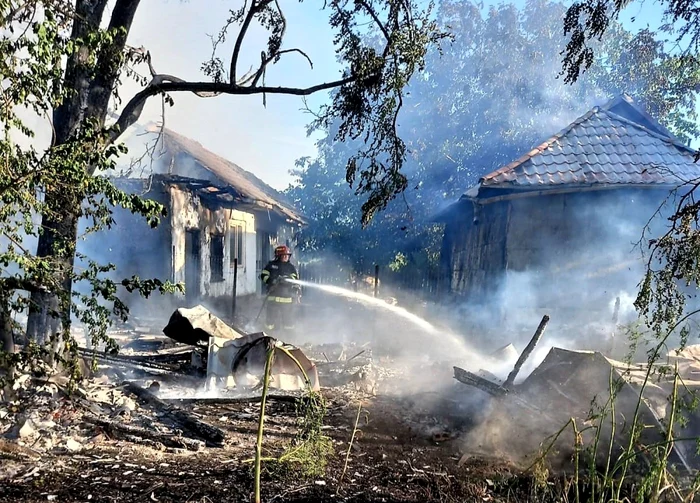 Incendiul a fost stins de pompieri după două ore de intervenţie FOTO ISU Ialomiţa