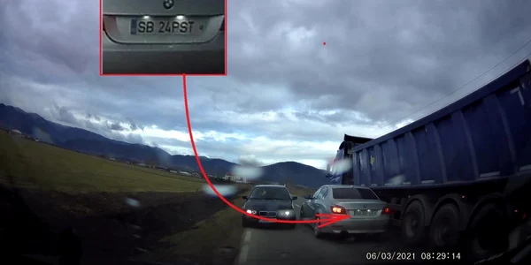 Depăşire riscantă pe un drum din Mărginimea Sibiului Foto Dan Cobuz