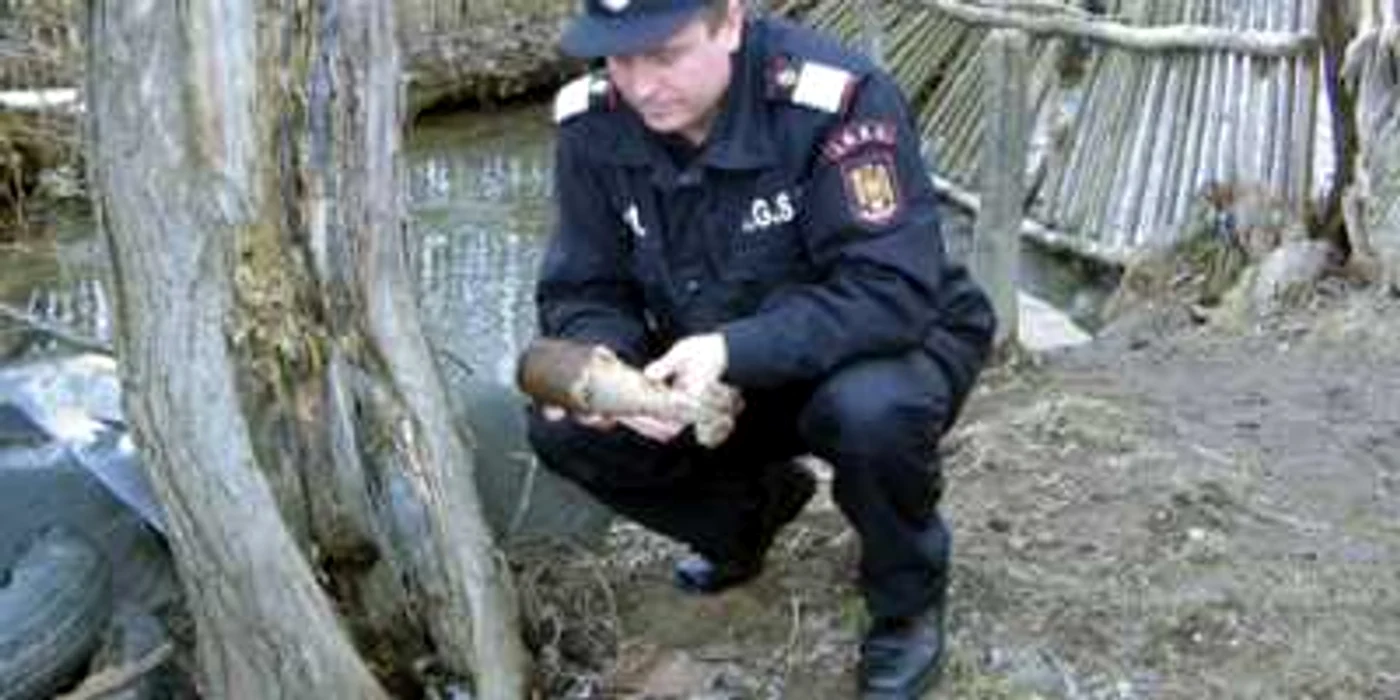 Proiectilul a fost preluat de pompierii militari FOTO Arhivă Adevărul