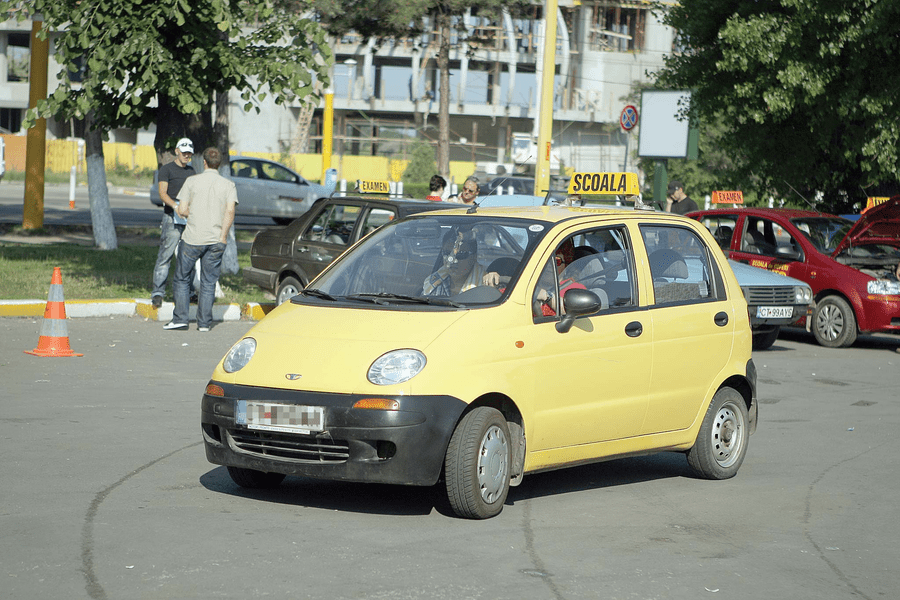 Școala de șoferi s-a scumpit în toată Europa în ultimii trei ani. Cât au crescut prețurile în România