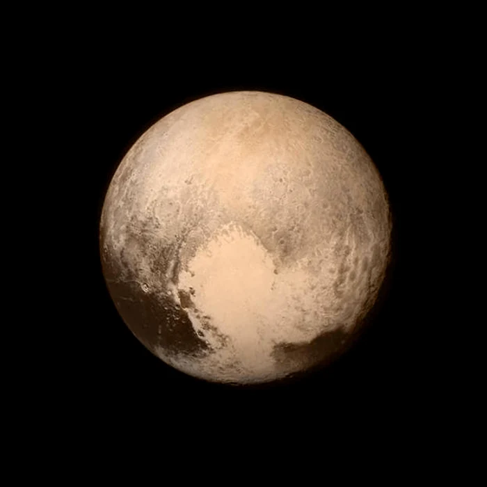 Imaginile au fost date publicităţii de NASA. În această fotografie, se poate observa "inima" planetei, formaţiune care i-a făcut pe internauţi să spună că Pluto ne-a aşteptat ''cu inima deschisă''Foto: NASA