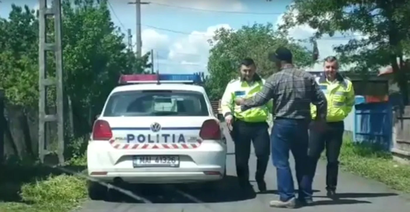 Poliţiştii l-au dus acasă pe bărbatul beat