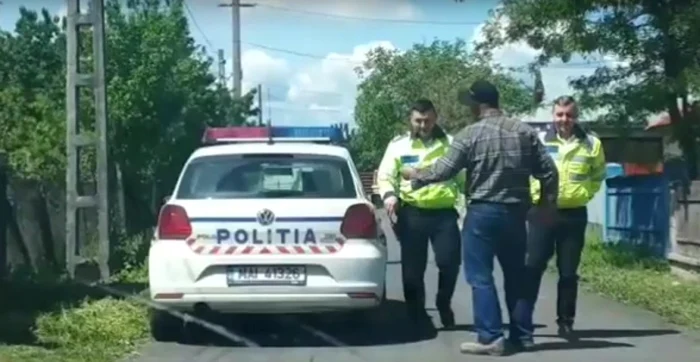 Poliţiştii l-au dus acasă pe bărbatul beat