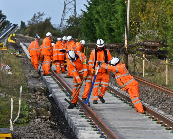 Lucrători feroviari de la Network Rail schimbă traversele la o cale ferată. Foto: Shutterstock