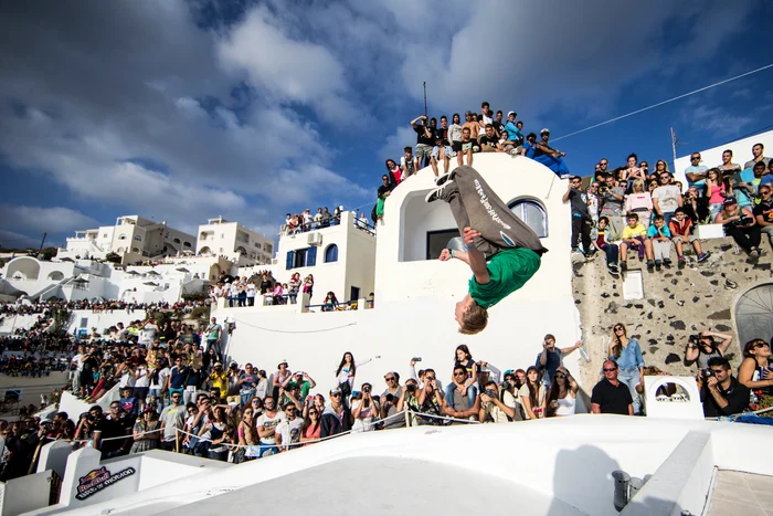mulțime de turiști în santorini grecia turism