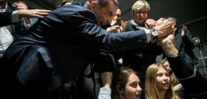 Gilles Simeoni, liderul formaţiunii Pentru Corsica sărbătoreşte victoria cu susţinătorii săi FOTO AFP