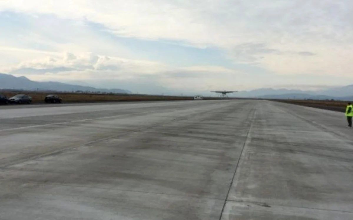 Pista Aeroportul Braşov stă nefolosită de aproape trei ani. FOTOArhivă