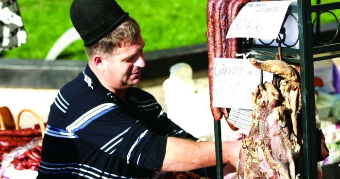 Iuga Constantin spune că a preparat pastrama şi cârnaţii după reţete speciale.