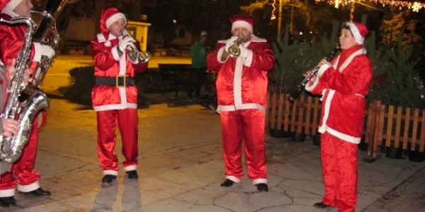 Membrii fanfarei Promenada vor bate oraşul costumaţi în Moş Crăciun