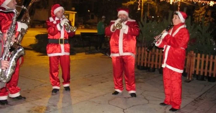 Membrii fanfarei Promenada vor bate oraşul costumaţi în Moş Crăciun