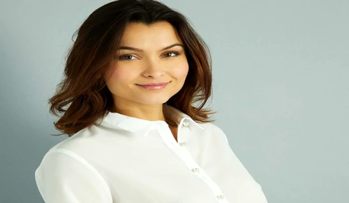 Când porţi o cămaşă, nu trebuie să desfaci mai mult de doi nasturi la gât  jpeg