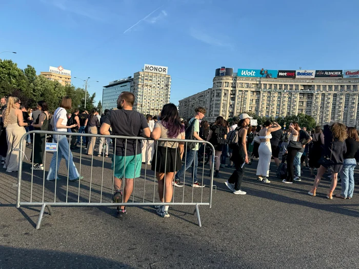 Câteva mii de persoane s-au adunat în Piaţa Victoriei la protest. FOTO: Adevărul