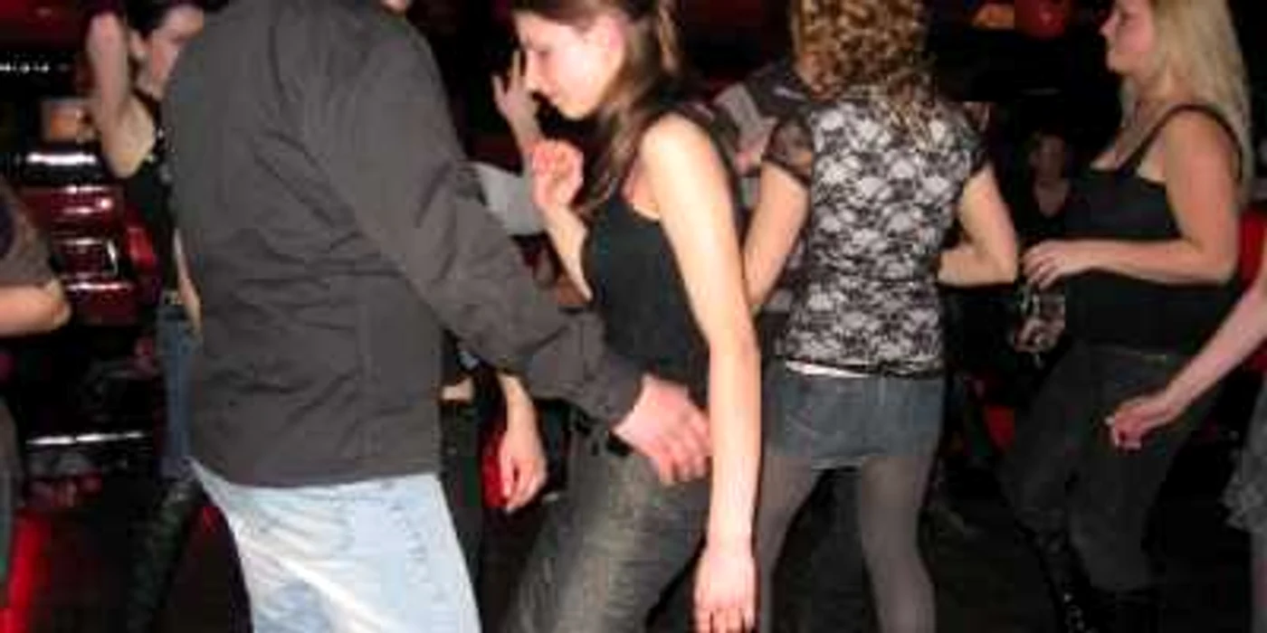 Doamenele şi domnişoarele se pregătesc pentru un week-end plin de distracţie